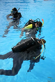 Tauchunterricht im Pool